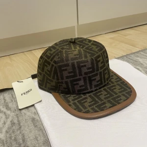Fendi keps - Snygg keps från Fendi| Pris 599 Tar byten, Priset är ej hugget i sten| Snabb affär prioriteras👍| använt skick därav priset 