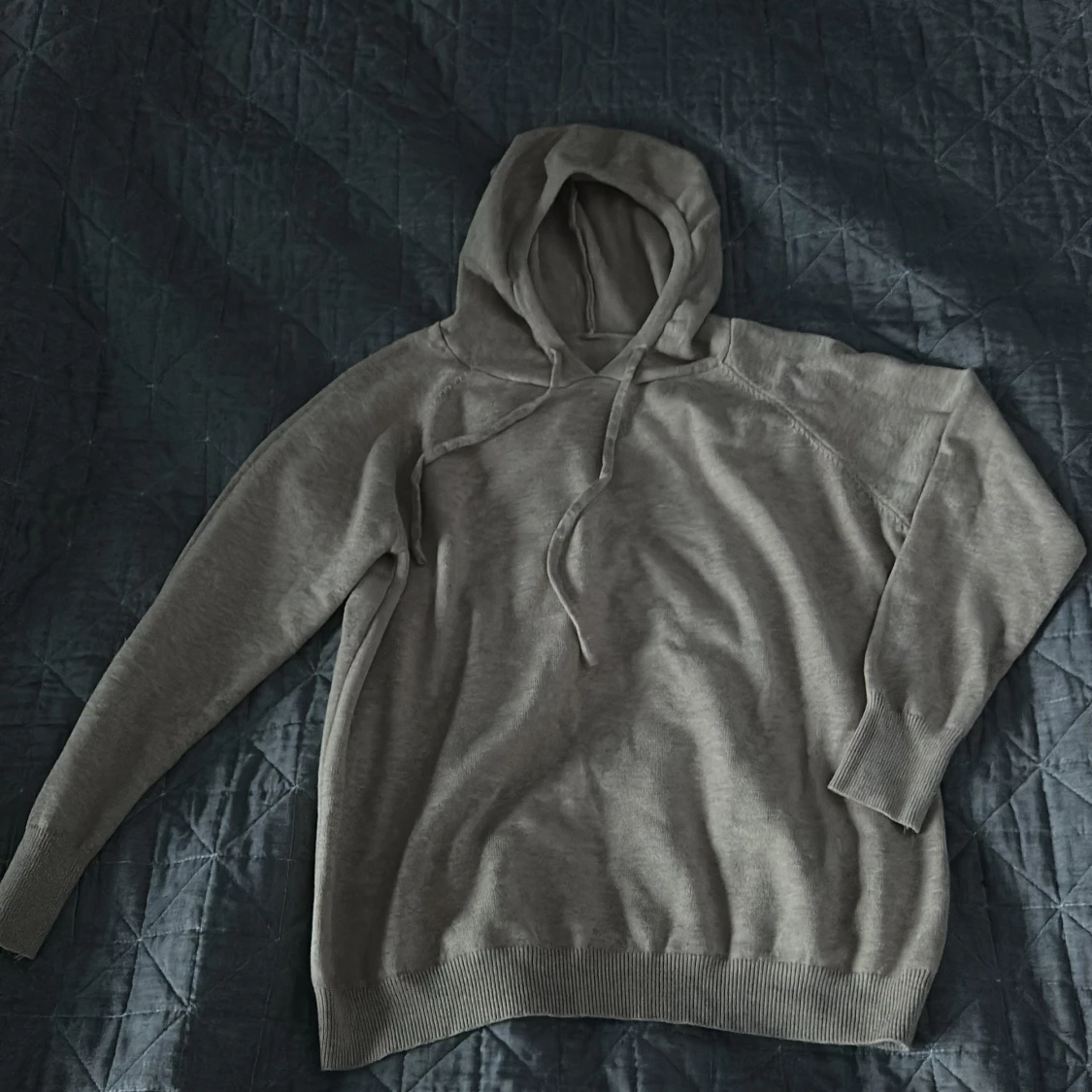 Grå hoodie med huva