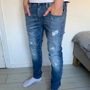 Replay Anbass med slitningar  - Säljer mina replay anbass som jag använt ett viss antal gånger. Dem är i fint skick med schyssta slitningar och är W28 L32. Vid frågor osv är det bara att skriva!