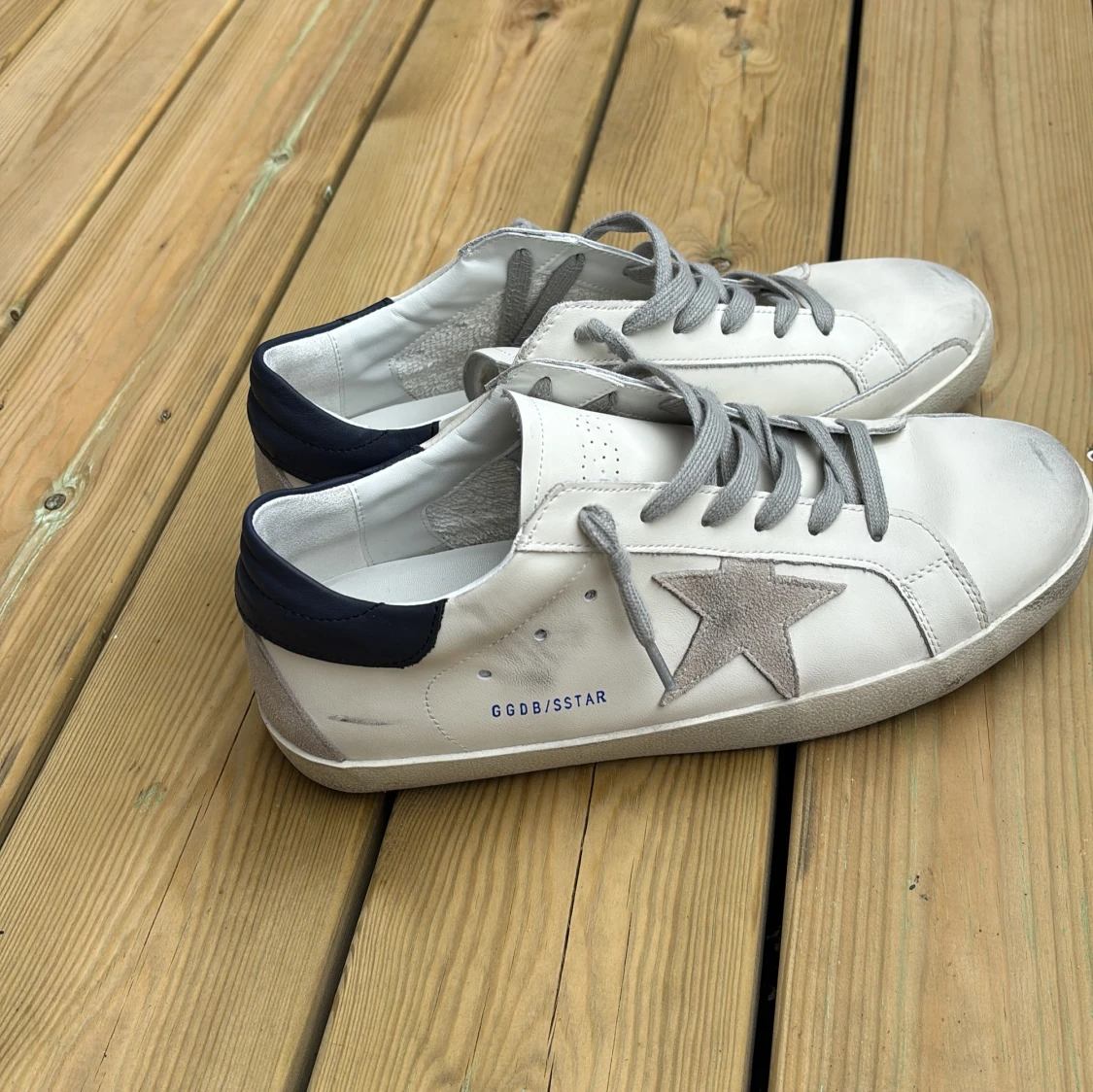 Vita sneakers från Golden Goose med grå stjärna - 1