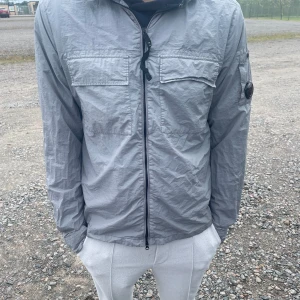 C.P. Company Vindjacka - Ljusgrå C.P. Company Vindjacka i storlek L kan passa M också. Använd ett fåtal gånger så är i toppskick. Skriv för mer bilder och information, priset går såklart att diskutera 👍