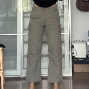 Olivgröna cargopants  - Säljer ett par olivgröna cargopants från Peter Storm med flera fickor på sidorna. Byxorna kan göras om till trekvarts och shorts! 