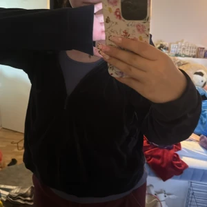 Svart velourjacka med dragkedja - Mjuk och skön svart velourjacka från C i storlek 2XL. Jackan har dragkedja framtill och huva, perfekt för en avslappnad stil. Passformen är loose och materialet känns lyxigt mot huden.