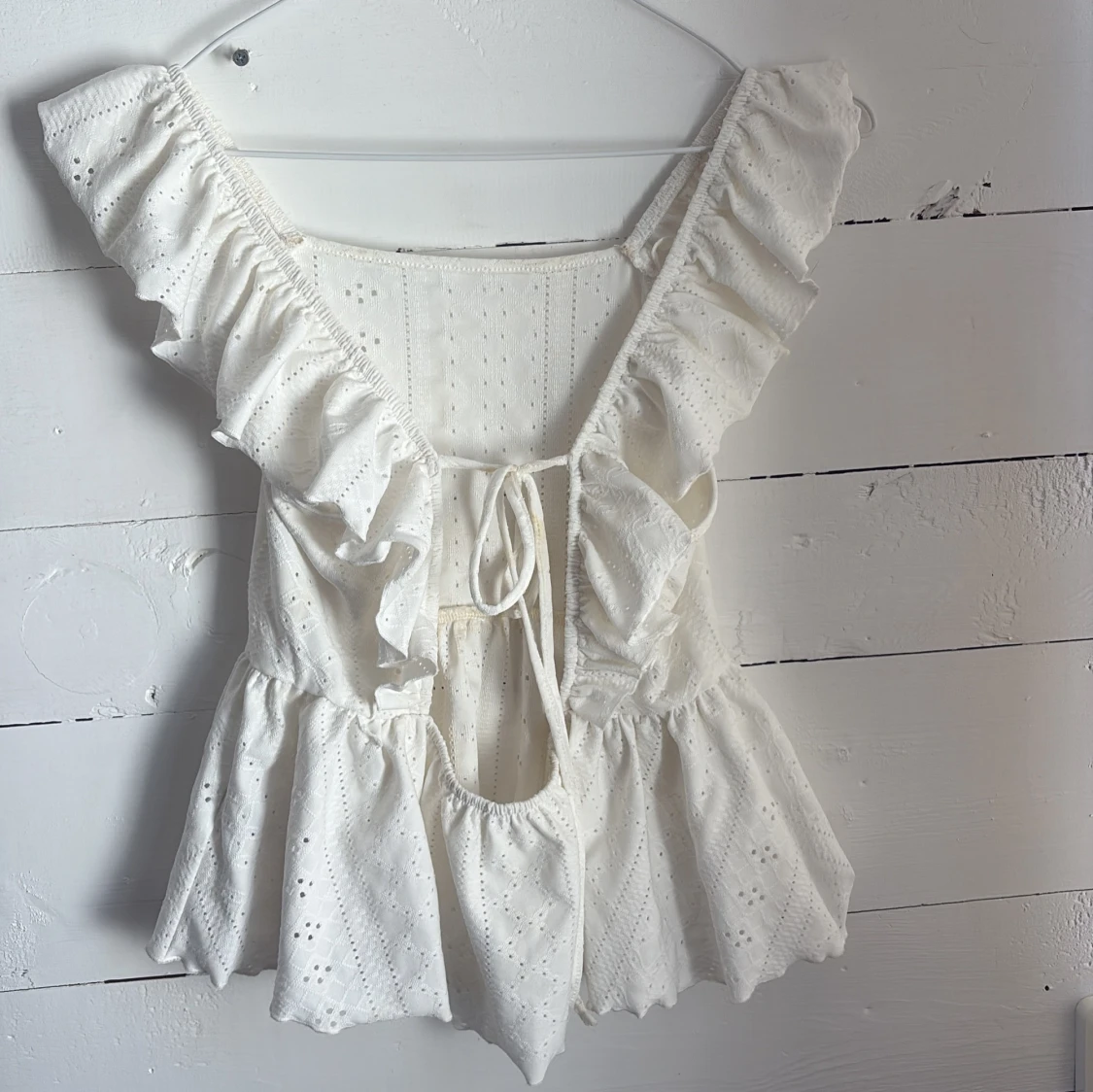 Vit volangtopp med broderade detaljer - 2