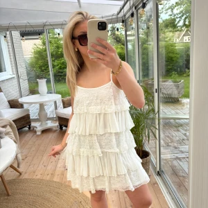 Vit volangklänning Lindex - Söt vit volangklänning från Lindex, perfekt till student och sommaren🌸 Storlek 170 men upplevs som S!