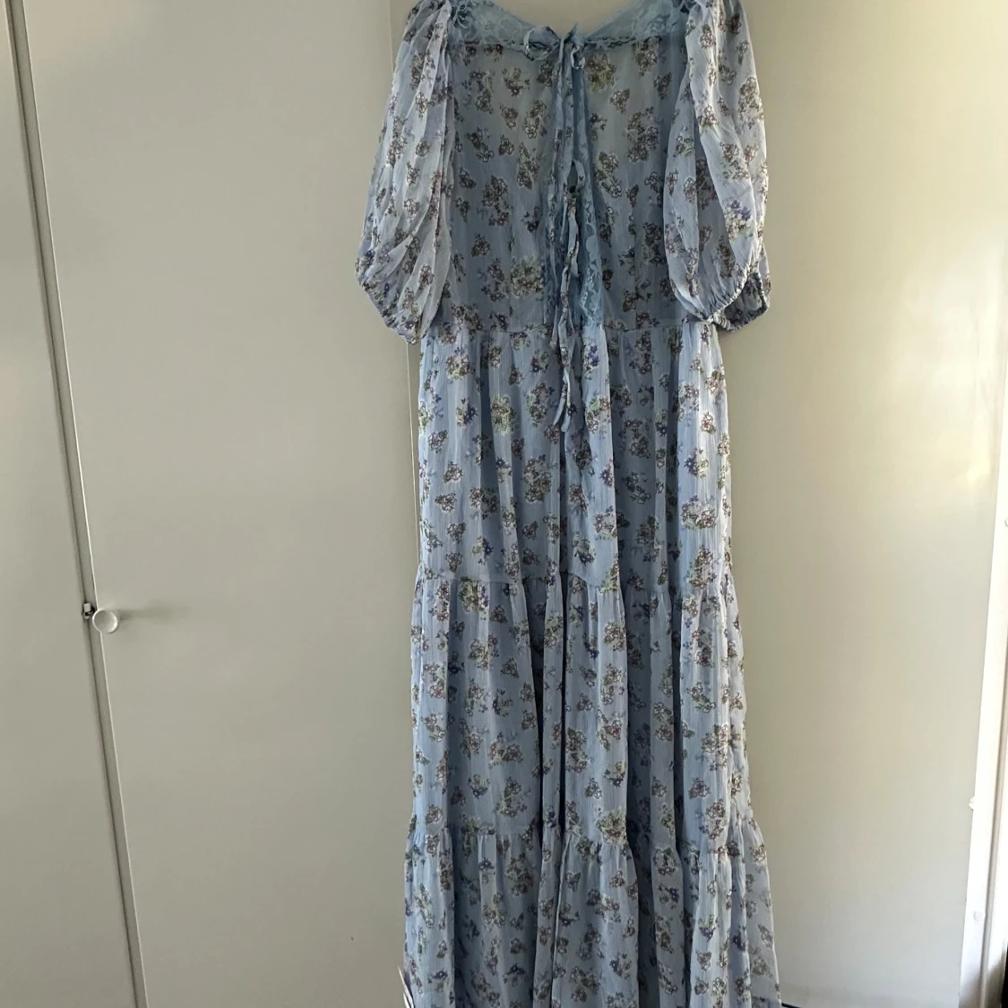 Ljusblå blommig långklänning från ASOS DESIGN - 1