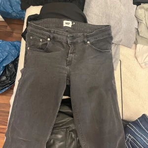 Svarta utsvängda jeans -  Säljer dessa svarta/gråa utsvängda jeans från lager 157 dem är lågmidjade och sitter bekvämt 