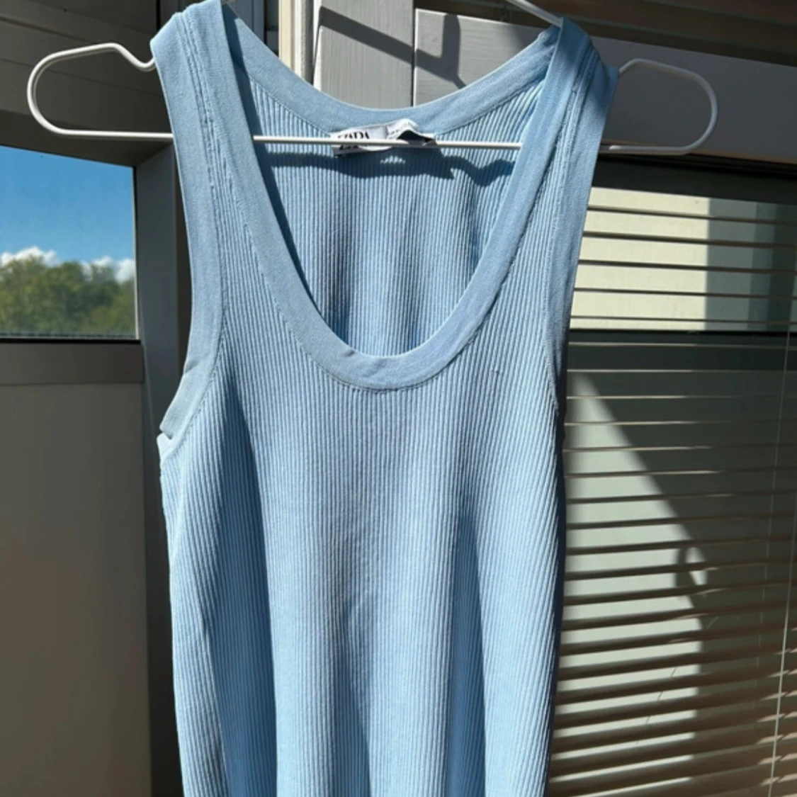 Ljusblå ribbad linnetopp från Zara