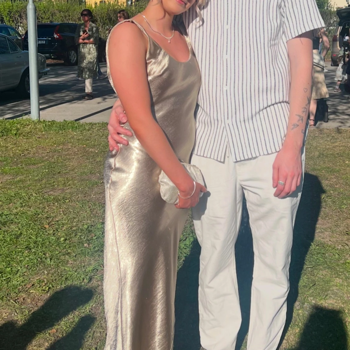 Champagnefärgad balklänning i satin - 91