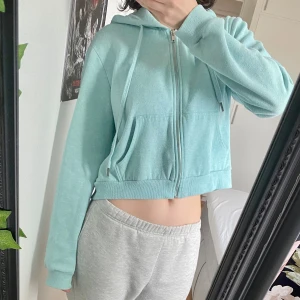 Crop Top Hoodie  - Jättesöt och mysig croppad hoodie i turkos-blå färg. Använd i några år men fortfarande i bra skick.