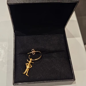 Guldörhänge med Pippi Långstrump  - Maria Nilsdotter örhänge i guld med en Pippi Långstrump som hänge. Finns inte kvar längre. Aldrig används