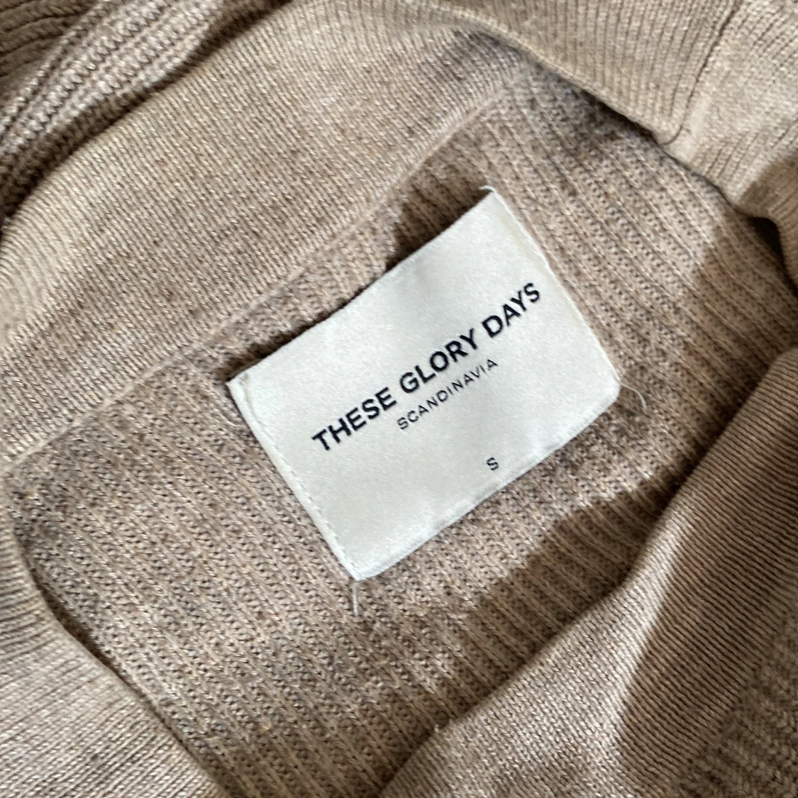 Beige ribbad tröja These Glory Days - 2