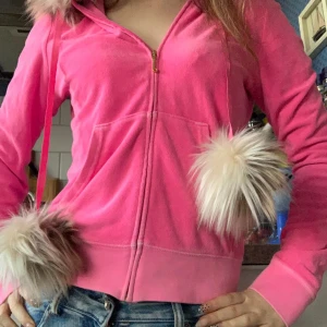 Juicy couture zip up med päls - Bra skick, rimliga prisförslag tack. L men passar s-xs då jag är xs!! Säljs för runt 2000 på Depop 