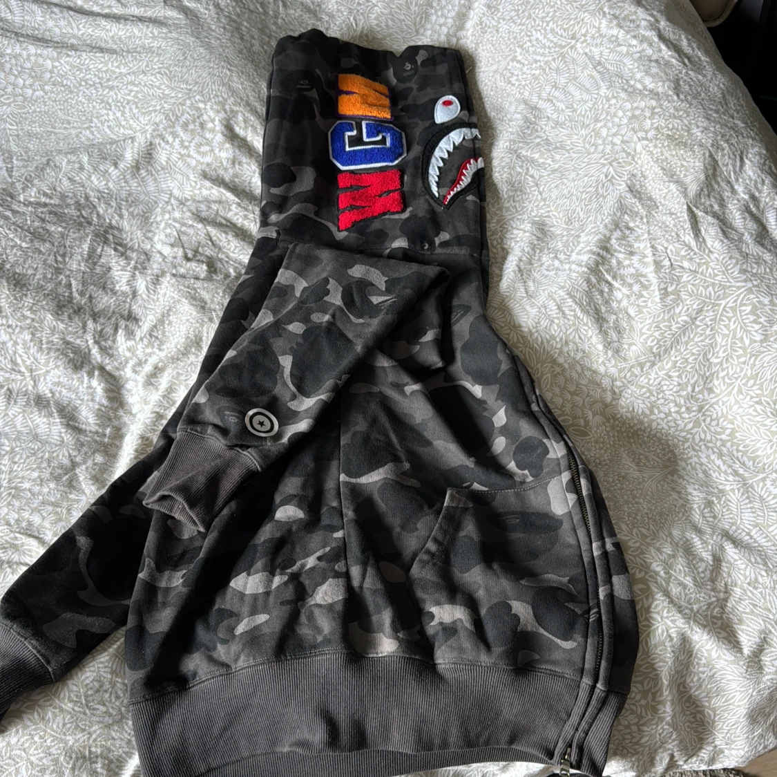 BAPE camo hoodie med shark-motiv