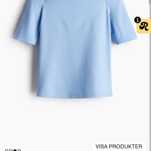 Off shoulder topp - Säljer en jättefin ljusblå off shoulder topp med korta ärmar och rund halsringning. Använd 1 gång så i helt nytt nytt skick!💗Använd gärna köp nu! 