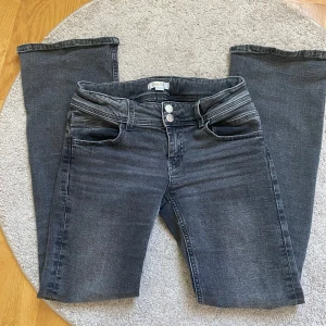 Svarta jeans - Säljer ett par super fina svarta lowwasit och bootcut jeans i storlek 164 från Gina Young 