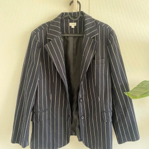 Blazer/kavaj - Snygg svart blazer/kavaj i randigt 