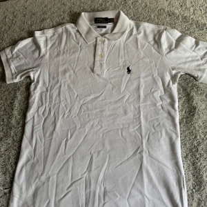 Polo Ralph Lauren vit pikétröja custom fit - Vit Polo Ralph Lauren pikétröja, storlek M. (Behöver strykas lite)
