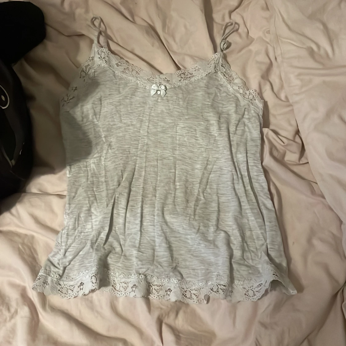 Ljusgrå linnetopp med spetsdetaljer