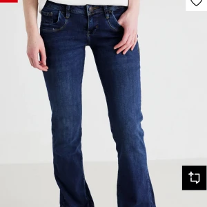 Mörkblå bootcut jeans från LTB💖 - Snygga jeans från LTB!! Modellen Valerie storleka 25/30. Köpta för runt 700, knappt använda! 💖💖💖 vid frågor kontakta mig!!!