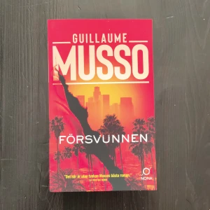 Försvunnen - En spännande bok med ett färgstarkt omslag som utspelar sig i Los Angeles. Perfekt för dig som gillar mysterier och dramatiska berättelser. Boken lockar med en intensiv handling och är skriven av den populära författaren Guillaume Musso.