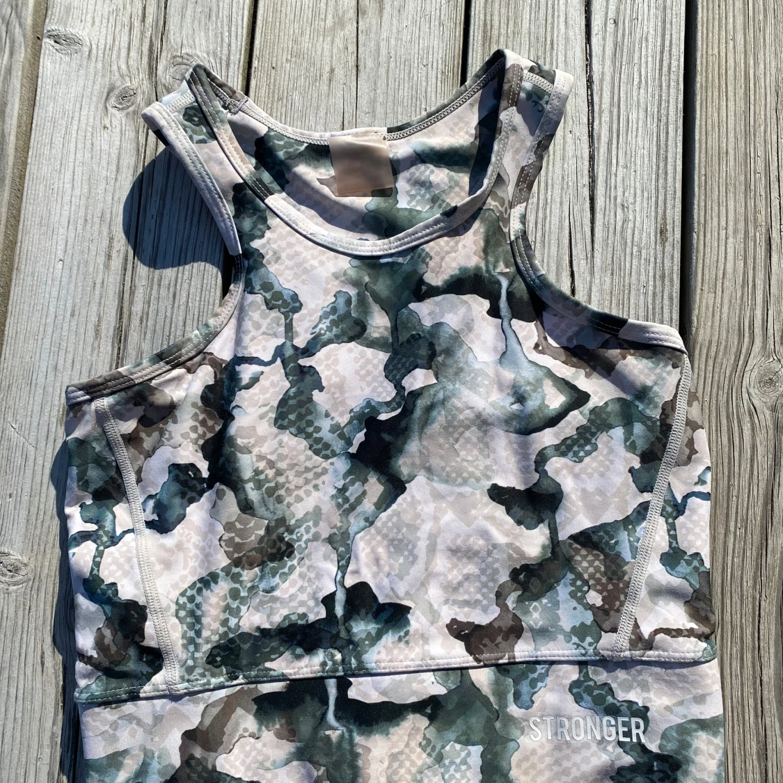 Camo-mönstrade träningstights och topp från Stronger - 2