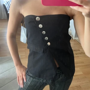 Svart asymmetrisk jeans tubtopp med knappar - Jeans tubropp med knappar , ny med prislapp 