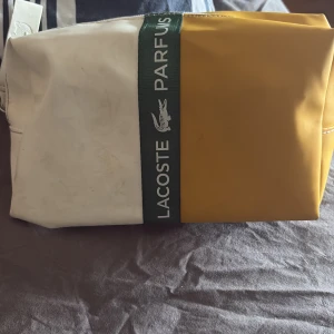 Lacoste necessär - En necessär som är rymlig och stilig. Den är använd 3 gånger då jag varit utomlands.                            (Kan tvätta den om du vill)  kan byta mot något bror på vad