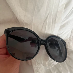 Svarta solglasögon från Gucci - Snygga svarta solglasögon från Gucci med klassisk form och gulddetalj med logga på sidan. Använda några gånger men fortfarande i fint skick. Skriv privat vid intresse eller frågor, pris går även att diskutera:) 