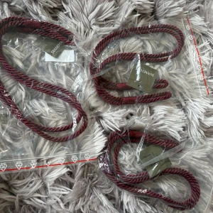 Vinrött tvinnat hållare från Svanefors - Säljer tre 3 vinröda hållare från Svanefors med tvinnad design. De har en rep-liknande form och är gjort i ett glansigt syntetmaterial. Perfekt för att ge ditt hem en unik touch med sin djupa färg och coola struktur.