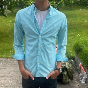 Ralph Lauren skjorta -  Snygg Ralph Lauren skjorta storlek s slim fit, passar 173-183 ca😇. Köper du fler skjortor får  du paketpris, följ för mer😃
