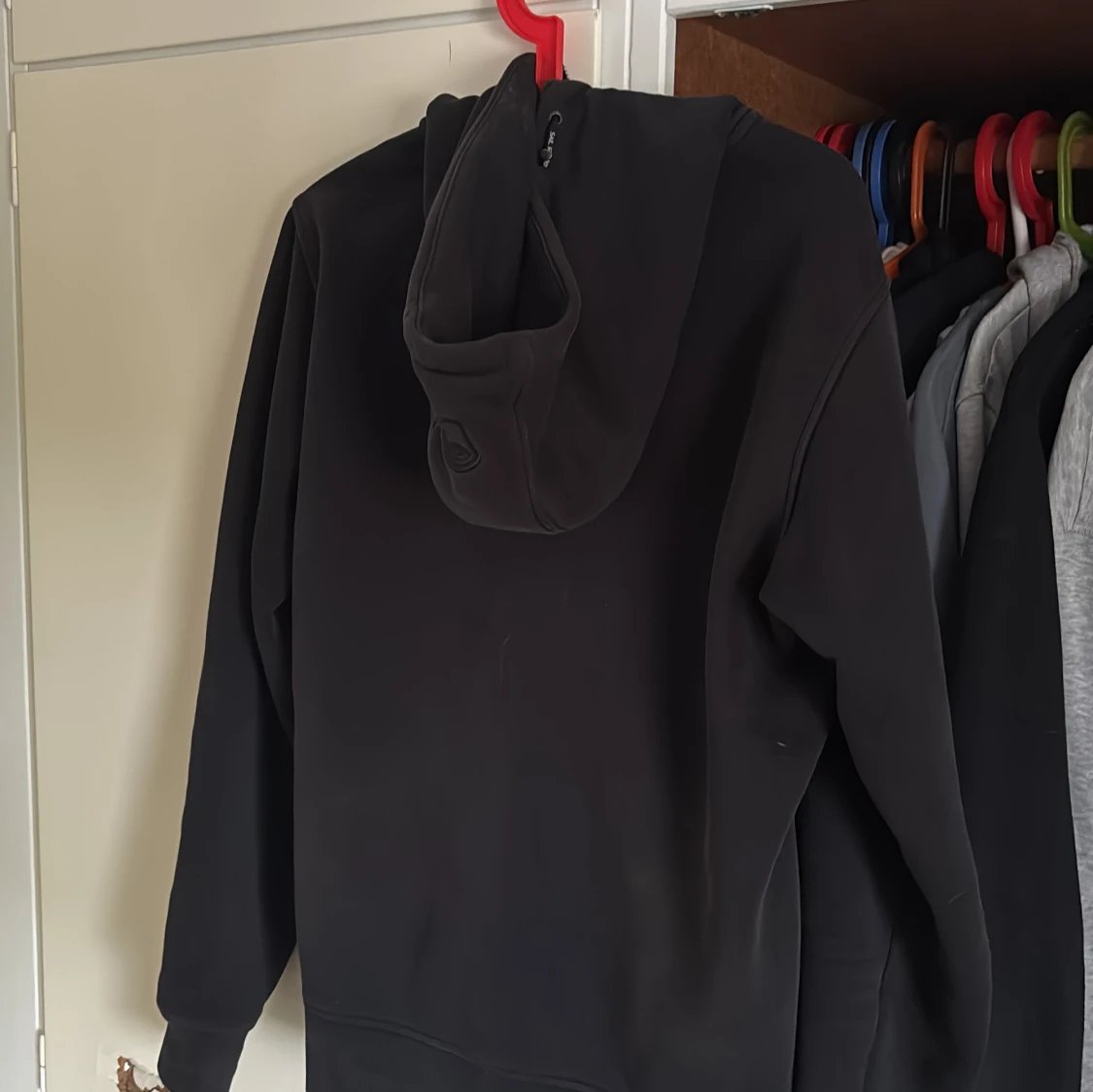 Svart zip-hoodie från Sail Racing - 2