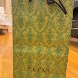 Gucci Ace sneakers med bi-detalj - Säljer ett par vita Gucci Ace sneakers med klassiska gröna och röda ränder samt en broderad guldfärgad bi på sidan. Baksidan har metallicröd och metallicgrön hälflik med Gucci-logga. Skorna levereras i originalkartong med dustbags och tillbehör. Säljer pga fått den i present och den var för liten.