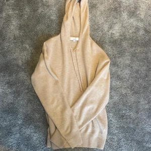 Kashmir hoodie - En riktigt snygg och skön Kashmir hoodie ifrån Carmés | Den är i 100 % Kashmir och perfekt nu på sommarkvällarna | Den är beige! | Bra skick men gått upp lite men inget som syns! | Lite nopprig men enkelt att fixa. | Hör av er vid frågor!🌟 