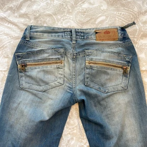 Jättefina ljusblå bootcut jeans från Fornarina - Säljer ett par super snygga ljusblå jeans från Fornarina. Dem har super snygga fickor me dragkedjor som går att öppna. Jeansen är storlek w25. Skriv privat för fler bilder eller om du har några frågor💓💓