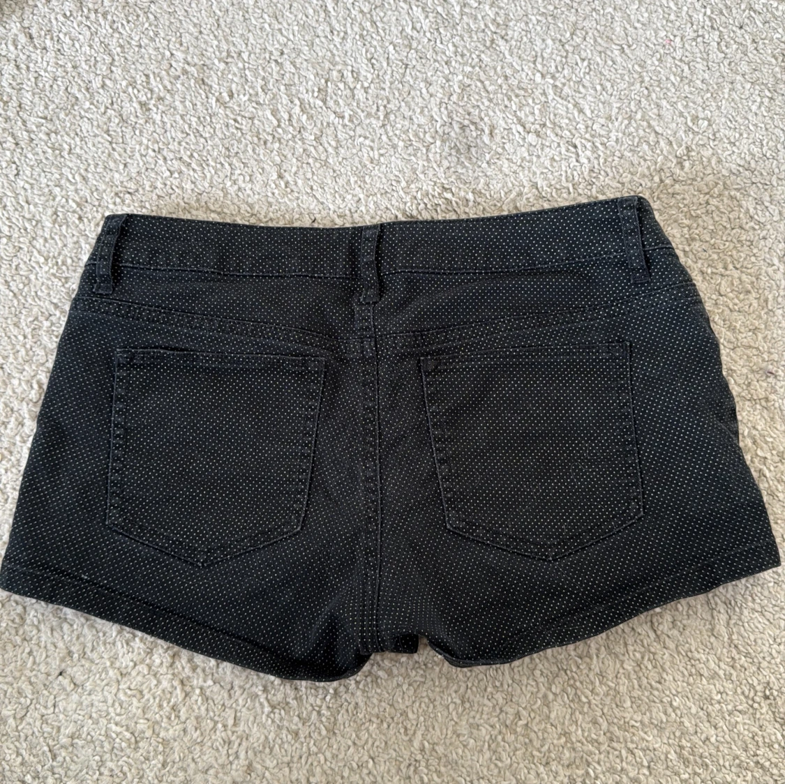 Svarta prickiga shorts från H&M - 1