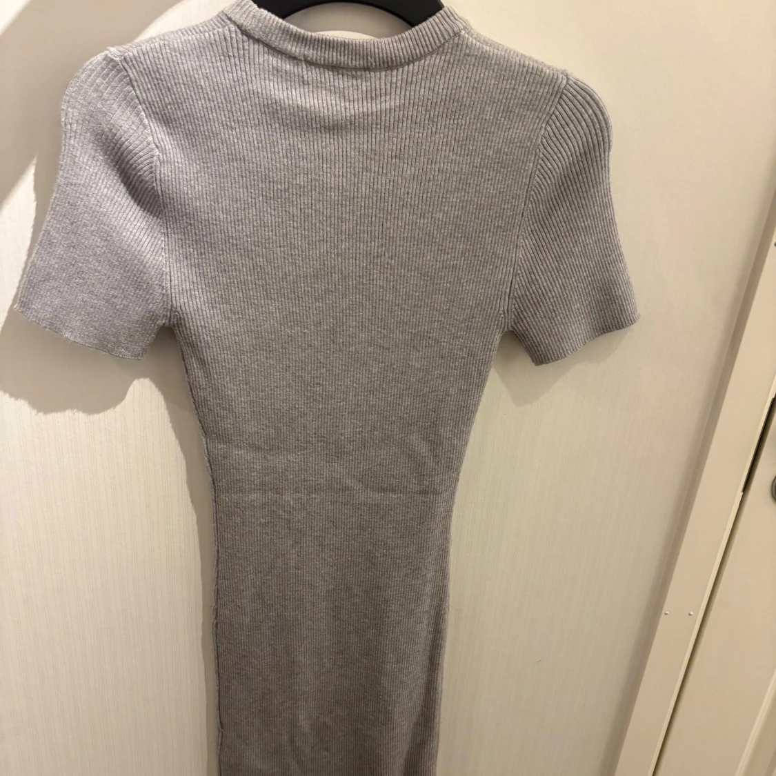 Grå ribbad klänning - Gina tricot  - 1