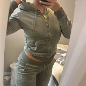 Grön velour hoodie från Juicy Couture - Juicy couture Robertson set I nyskick, köpt för 2400kr Storlek S i båda delarna