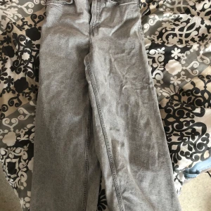 Grå baggie jeans från H&M, strl 36 - Säljer ett par grå baggie jeans från H&M i storlek 36. 