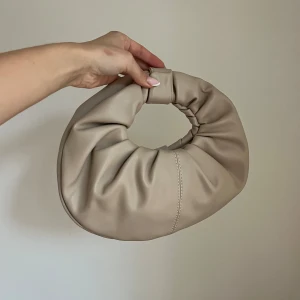 Beige väska - Så fin beige väska, knappt använd 🤍