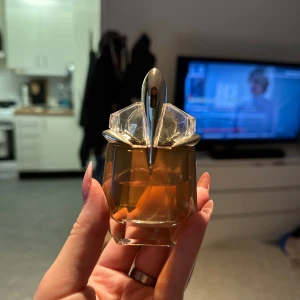 Alien Goddess Mugler EDP - Säljer min Alien Goddess parfym då jag inte använder den. Lite mer än hälften kvar🫶🏽🖤