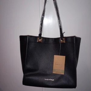 Helt ny äkta valentino - Jag säljer min helt nya äkta Valentino väska billigt.jag betalade 2235 kr men jag säljer den för bara 800 kr så passa på