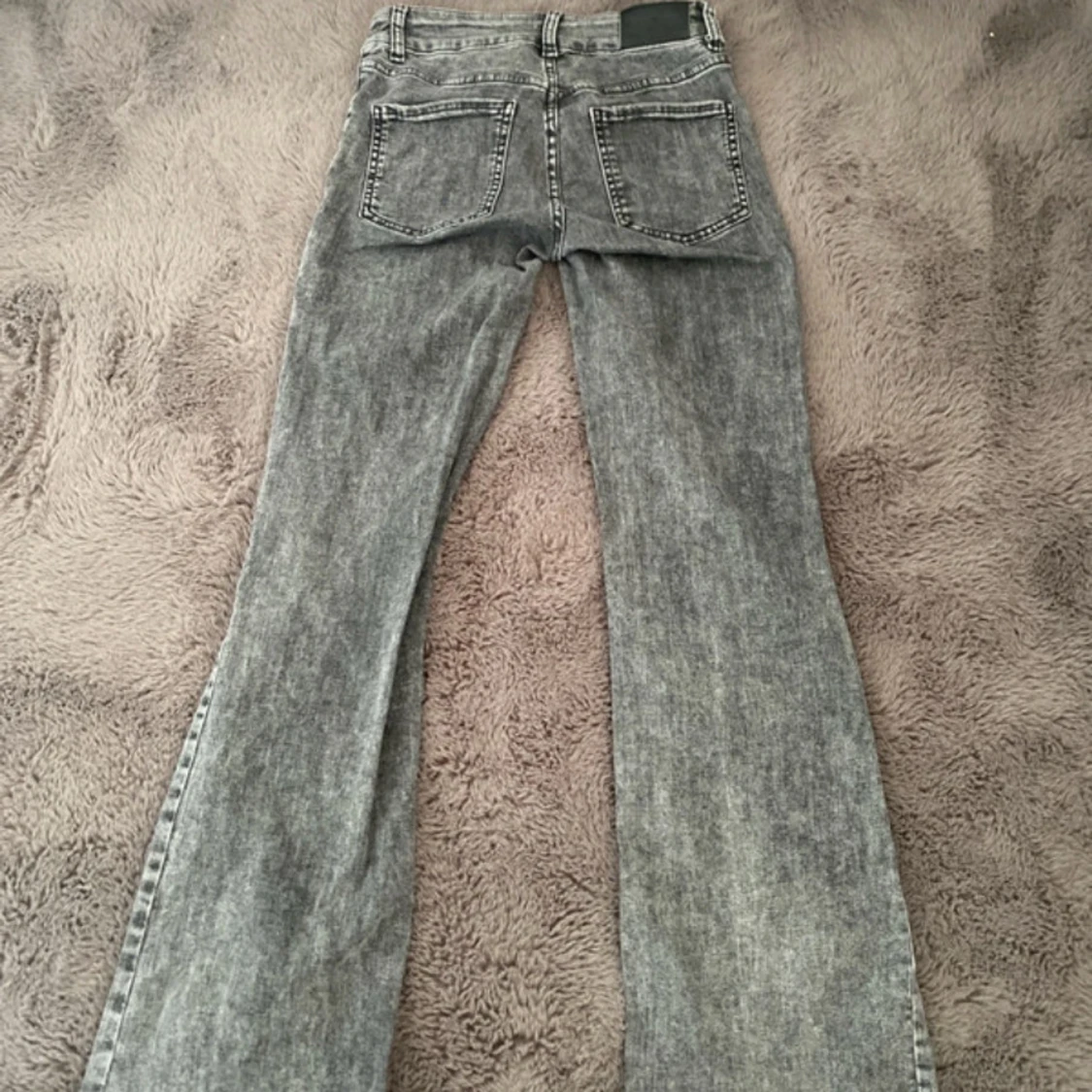 Grå bootcut jeans från Nelly - 1