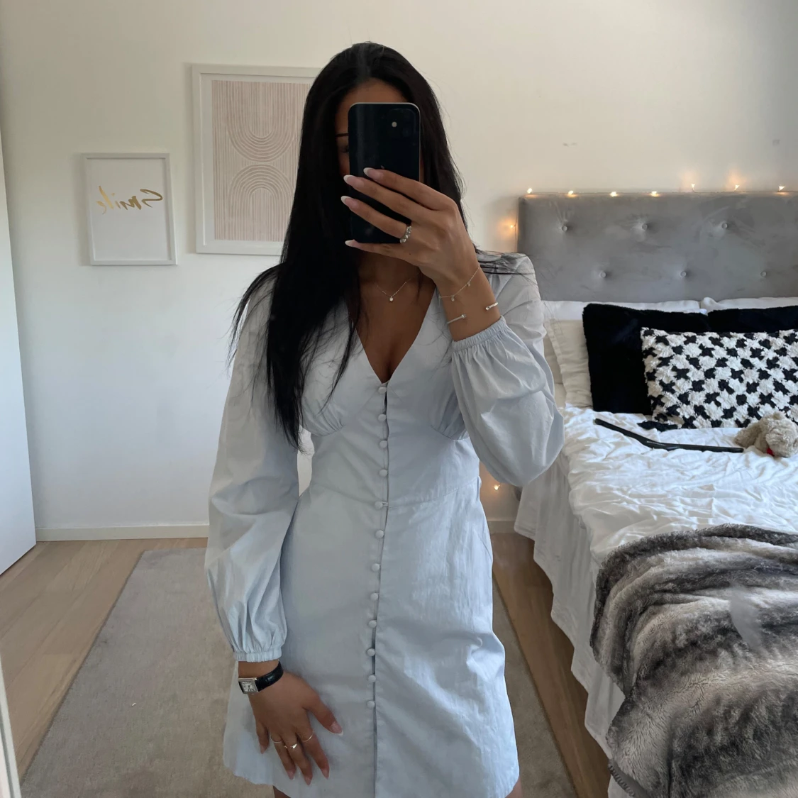 Ljusblå klänning med v-ringning och knappar