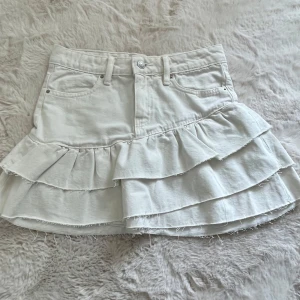 Vit volangkjol från Gina Tricot - Supersöt vit jeanskjol från Gina i storlek 32 passar även 34. Kjolen är endast testad. Köpte från plick för 550kr 💕 bilder från förra säljaren!! 