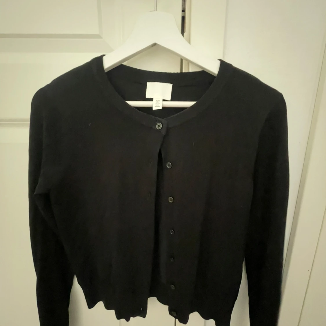 Svart kofta från H&M med knappar