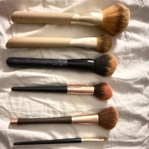 Set med sminkborstar i olika storlekar - Säljer ett set med sex sminkborstar i olika storlekar och former. Perfekta för applicering av puder, rouge, bronzer och ögonskugga. Snygg mix av klassiska och moderna detaljer. Borstarna rengörs innan jag skickar de. 