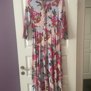 Blommig långklänning  - Säljer en långklänning från YAS med blommigt mönster. Perfekt för dig som gillar färg och mönster!