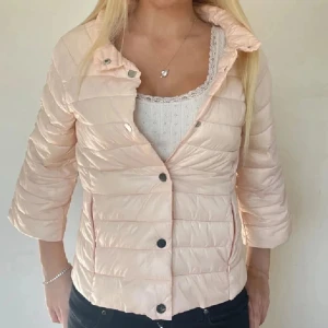 Rosa Herno liknande jacka! - Följ för liknande plagg!💌 favorit i repris rosa Herno liknande jacka. Storlek L men passar en S/M utmärkt. Jätte fint skick! Tryck köp nu! 
