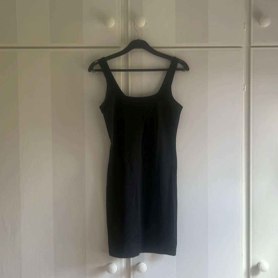 Svart tight klänning med breda axelband